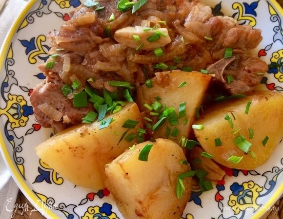 Спустя указанное время, выключить духовку и оставить обед в духовке еще на 15 минут. Перед подачей посыпать готовый обед свежей зеленью.