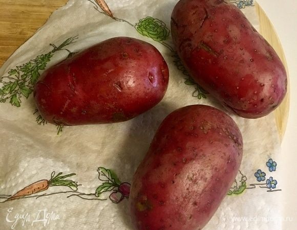 На три порции я взяла три среднего размера картофеля. Картофель помыть, обсушить бумажным полотенцем. Я специально использую для данного рецепта картофель для запекания.