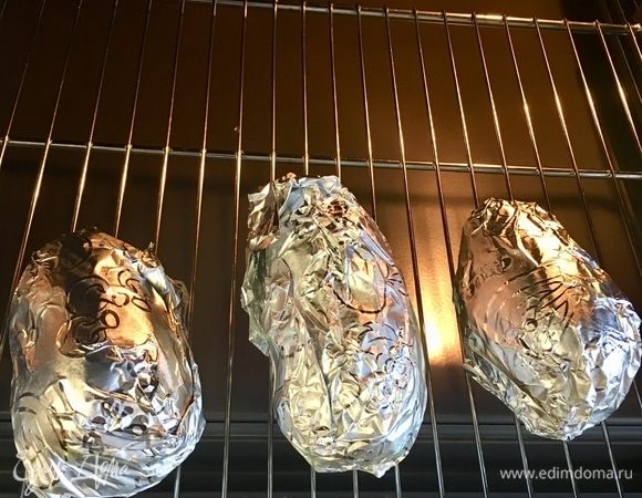 Завернуть каждую штуку в фольгу. Духовку заранее разогреть до 200°С и отправить картофель запекаться примерно на 1 час 20 мин. Но! Конечно, необходимо ориентироваться по своей духовке. Картофель должен полностью пропечься.
