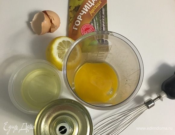 Пока картофель запекается, приготовим домашний майонез, который является составным ингредиентом будущего соуса. Для домашнего майонеза подготовим ингредиенты: желток одного яйца, горчица, лимонный сок, соль и перец по вкусу.
