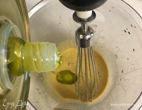 Как только масса станет однородной, начать тонкой струйкой вливать оливковое масло. Я делаю майонез на глаз, но примерно на 1 желток требуется 150–200 мл масла. Взбивать необходимо около 7–10 мин., пока масса не загустеет до состояния майонеза.