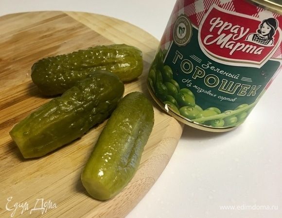 Приготовим нежный соус, которым будем сдабривать картофель. Соленые огурчики собственного посола. Я взяла по одной штуке на человека. И нежный сладкий горошек от ТМ «Фрау Марта». Я его без всего ем, но соус он отлично дополняет свой сладковатой ноткой.