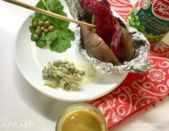 Для себя же я приготовила вариант картофеля с красной рыбкой. С лососем собственного посола со свеклой. Техника посола подробно описана в рецепте «Картофельные блинчики с лососем и сметанным соусом». Все мы знаем, что рыбка с картошечкой — отличный дует! А если еще соуса, да побольше... Ммм...