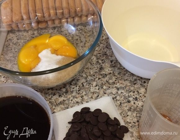 Я люблю этот рецепт за его простоту и быстроту. Самое главное — просто сделать все правильно, не спешить, и тогда спустя 10–15 минут вкусный десерт будет у вас в кармане. Итак, сварить кофе, остудить и добавить 0,25 мл коньяка.