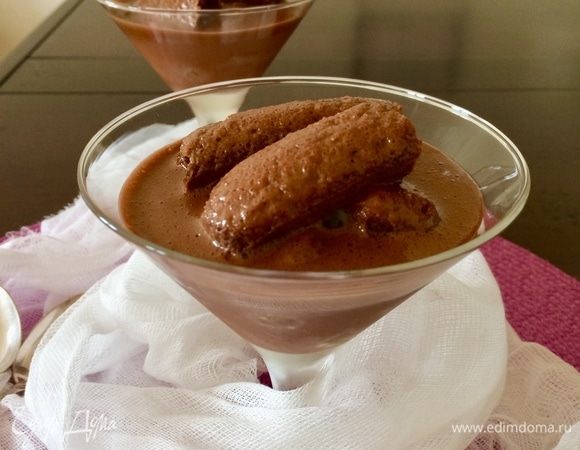 Готовый десерт отправить в холодильник и дать настояться. Если вместо печенья добавить, например клубнику, то десерт можно будет подать сразу же.