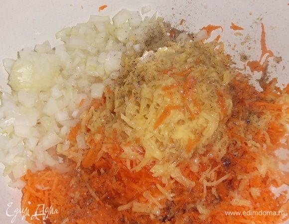 Лук нарезать. Морковь и картошку натереть на мелкой терке. Посолить, поперчить. Добавить растительное масло.