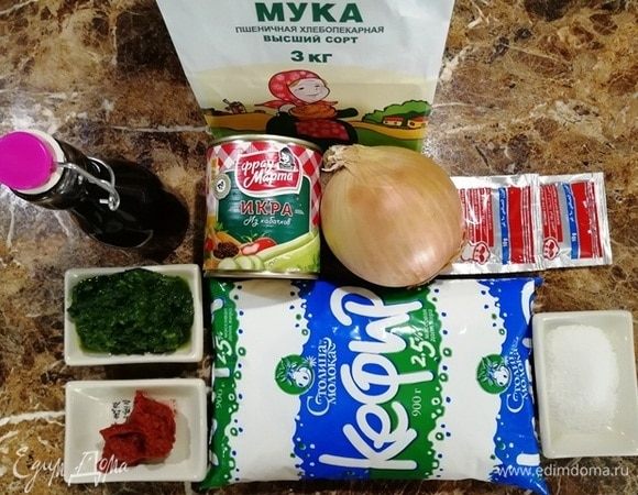 Подготовьте необходимые ингредиенты. Икру я взяла ТМ «Фрау Марта». Свекольный сок можете сделать из вареной свеклы, а у меня сок от маринованной. Шпинат разморозить. Лук нарезать и обжарить в небольшом количестве оливкового масла. 