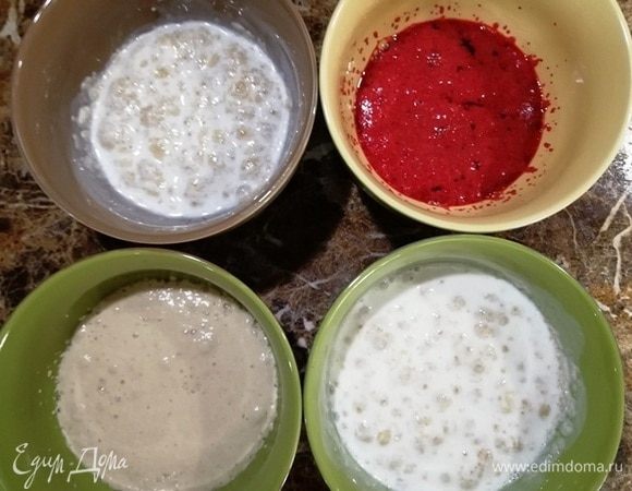 Наливаем в миски 0,5 стакана свекольного сока, в другую миску — 0,5 стакана теплой воды, и в 2 миски — 1 стакан подогретого кефира и 0,5 стакана кефира. В каждую миску добавляем по 1 ч. л. сахара и по 0,5 пачки дрожжей. Оставляем на 10 минут.