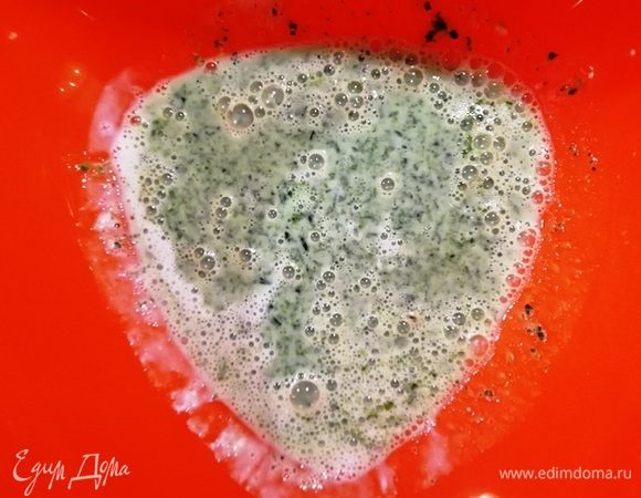 Готовим шпинатное тесто. В 0,5 стакана кефира с дрожжами добавляем соль и шпинат. 