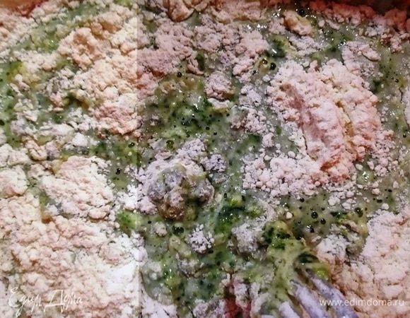 Муку добавляем постепенно порциями, сколько возьмет тесто. Оно должно быть мягким и не забитым.