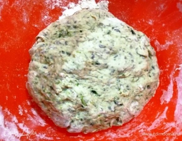 Вымешиваем тесто, накрываем пленкой и оставляем на 40–50 минут, тесто увеличится вдвое.