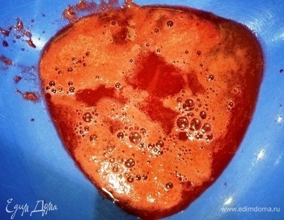 В свекольный сок добавляем соль и муку. 