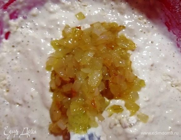 Добавляем обжаренный лук, перемешиваем и добавляем муку.