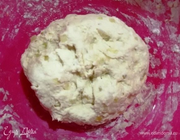 Замешиваем тесто, пусть отдыхает.