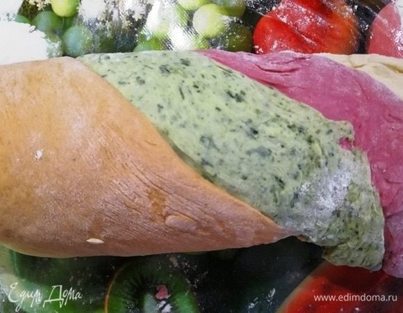 Зовем на помощь мужа) Пусть свернет наше тесто в рулет и перекрутит его. Ну а что, физнагрузка мужчинам полезна.