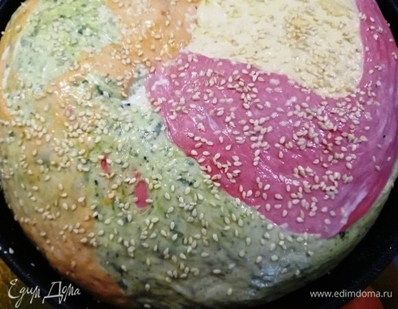 Далее сами смазываем молоком поверхность хлеба и посыпаем кунжутом. Муж ставит в разогретую до 180⁰С духовку на 50–60 минут.