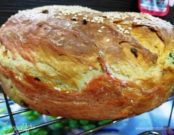 Зовем мужа достать хлеб из духовки. Он уже напомогался и проголодался от дурманящих ароматов выпечки и с удовольствием вам поможет.