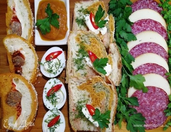 Нарезаем хлеб (размером с Рязань) и подаем, уложив сверху сливочное масло. Прекрасно к хлебу подойдут: естественно, кабачковая икра ТМ «Фрау Марта», колбаса и сыр, вареное яйцо. Да все что угодно сочетается с этим овощным хлебом. Приятного, веселого аппетита!