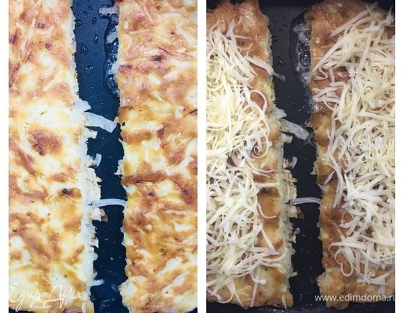 Готовый капустный блин в сковороде разрезаем на количество порций. Выложить сыр, большую часть.