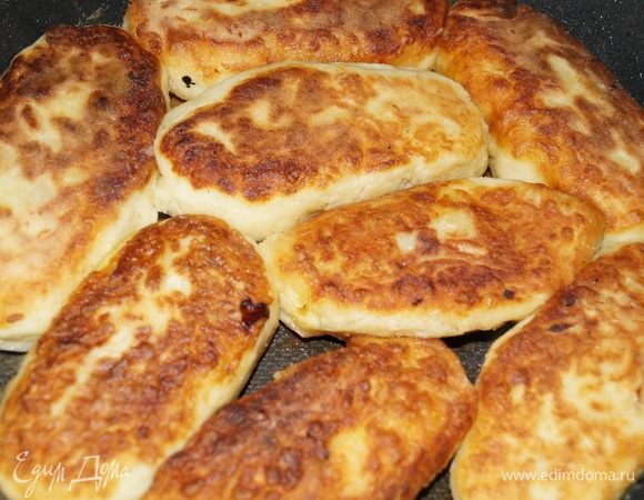 Очищенный картофель отварить в соленой воде, потолочь, добавить муку, замесить картофельное тесто, оно должно быть мягким и отлипать от ложки. Если вы не поститесь, добавьте 1 яйцо.