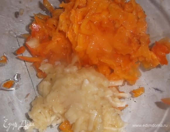 Хурму и банан натереть на крупной терке.