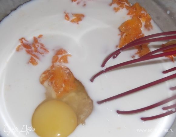 Добавить яйца, молоко и сахар.