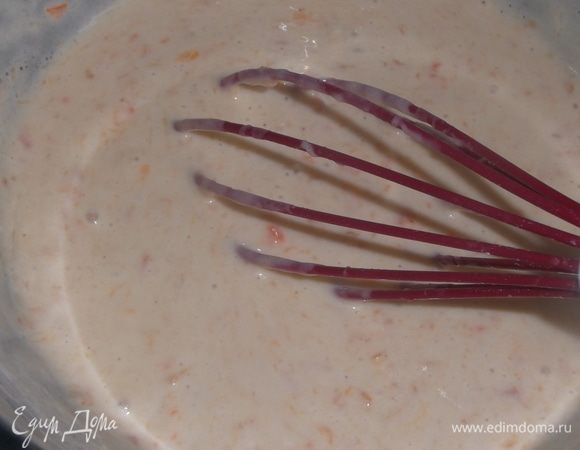 В тесто добавить растительное масло и гашеную соду. Хорошо перемешать.