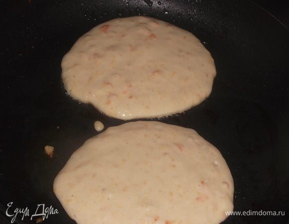Выкладывать тесто ложкой на раскаленную и смазанную маслом сковороду. Жарить на медленном огне с двух сторон.