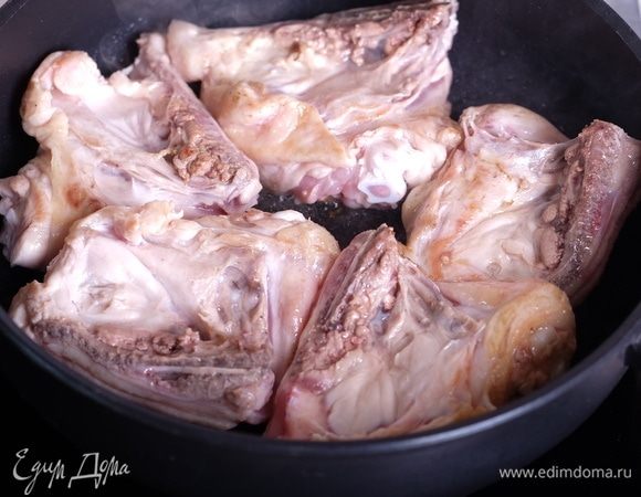 Очень хорошо разогреть сковороду с 2 ст. л. растительного масла, обжарить быстро до румяной корочки куриные бедра с двух сторон. До готовности доводить не надо, они дальше у нас будут тушиться. Переложить бедра на тарелку.