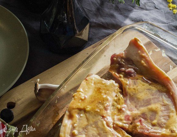 Смешайте соус из горчицы, растительного масла, соли и меда. Смажьте свинину соусом и уложите в форму для запекания. Запекать 40–50 минут при 180°С.