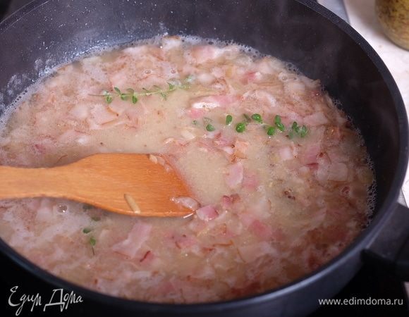 Добавить муку, обжаривать еще 1 минуту. Влить воду, добавить оба вида горчицы и веточки тимьяна, посолить по вкусу, перемешать, прогреть.