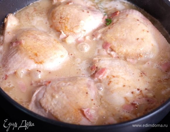 «Утопить» в соусе куриные бедра, довести до кипения, прикрыть крышкой и тушить курицу на медленном огне минут 20–30.