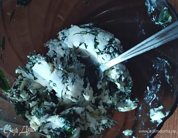 Приготовить ароматное масло. Смешать размягченное масло с давленым чесноком и рубленой зеленью. Можно взять какой-то один вид зелени, я беру обычно и укроп, и петрушку. 