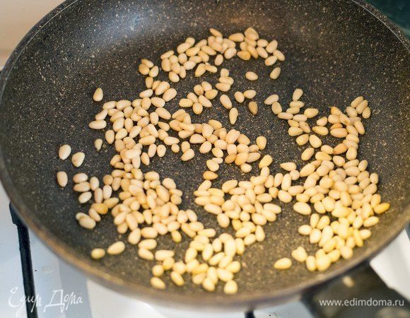 На сухой сковороде обжарьте кедровые орешки в течение 1–2 минут.