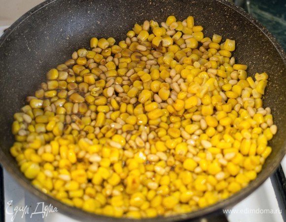 Слейте сок из банки с кукурузой ТМ «Фрау Марта» и добавьте кукурузу к кедровым орешкам. Обжарить еще пару минут. Влить соевый соус и еще через 2–3 минуты можно снимать с огня. Гарнир готов. На порционную тарелку выложить гарнир и добавить нарезанные кусочки свинины. Приятного аппетита!