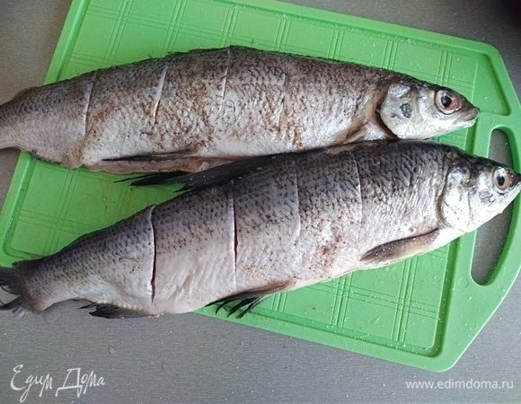 Рыбу почистить, хорошо промыть и обсушить. У меня рыба чир, семейство сиговых. Натереть солью и перцем, сбрызнуть лимонным соком, сделать надрезы в брюшке и оставить на 15 минут. 