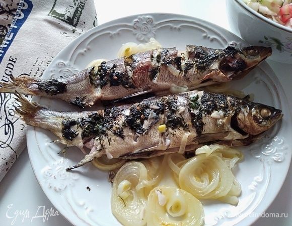 Запекать 25 минут. Вкусно и быстро — вот ключевые слова к этому ужину. Все соки остались в рыбе, а ароматное масло пропитало ее изнутри и снаружи! Приятного аппетита!