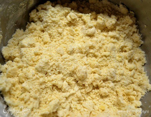 Холодное сливочное масло натираем на терке с крупными делениями.
Добавляем просеянную муку и рубим до состояния крошек. 
