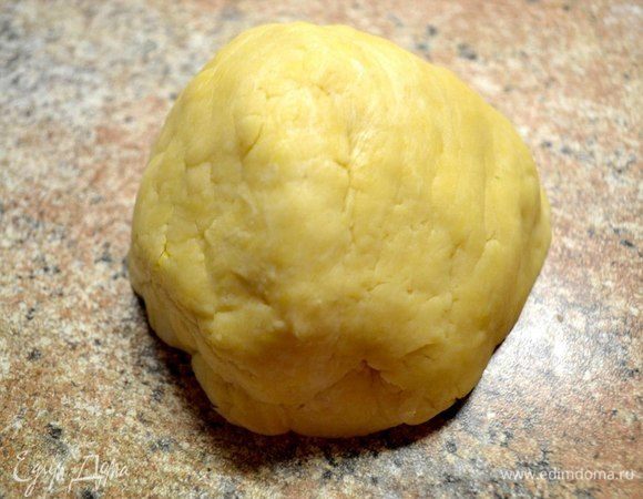 Затем добавляем соль и 1 яйцо. Хорошо размешиваем, добавляем 2 ст. ложки ледяной воды и вмешиваем тесто. Лепим из теста шар и ставим в холодильник на 30 минут.