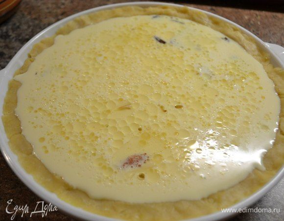 Смешиваем сливки, сметану, яйца, соль, перец и мускатный орех. Немного взбиваем венчиком.
Сыр натираем на крупной терке. Добавляем сыр к яично-сливочной массе и размешиваем.
Заливаем яичной массой начинку и ставим в разогретую до 180°С духовку на 30 минут, запекаем до золотистой корочки. 