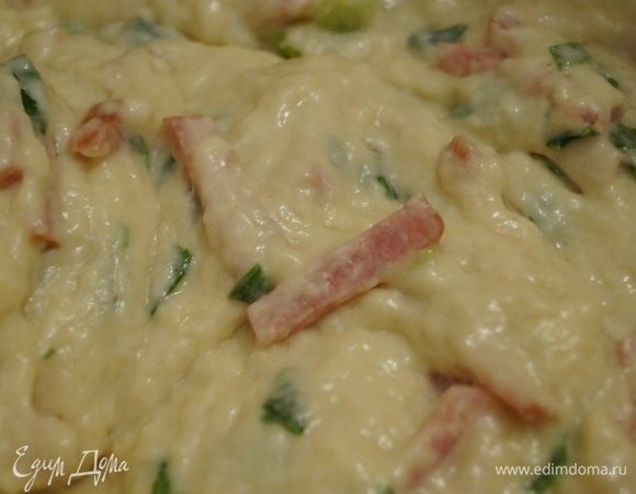 Дрожжи разводим в теплой воде, добавляем ложку сахара, ложку муки, размешиваем до однородной массы, получаем опару. Пока мы подготавливаем продукты для теста, опара должна подойти.