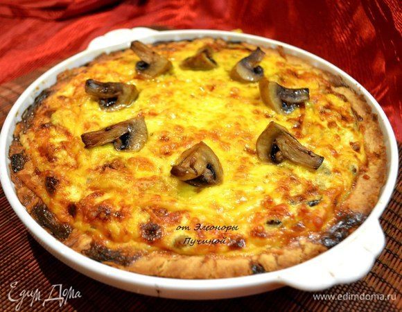 Готовый киш посыпала еще сыром сверху, украсила сверху свежими шампиньонами и отправила в духовку под гриль подрумяниться.