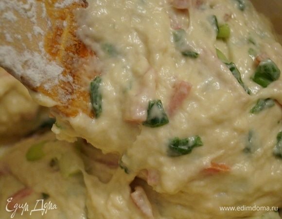 Замешиваем тесто из яиц, сахара, соли, майонеза, растительного масла, добавляем дрожжевую опару, все взбиваем деревянной лопаткой до однородной массы, постепенно добавляем просеянную муку (перемешиваем постоянно, разбиваем комочки), затем вводим нарезанную соломкой колбасу и зеленый лук, нарезанный, как на салат. Колбасы и лука можно положить больше по вашему желанию. Аккуратно все соединяем в однородную массу. Тесто должно быть чуть гуще, чем на оладьи. Для того, чтобы тесто подошло, накрываем его крышкой, укутываем полотенцем и ставим в теплое место на 40–60 минут.