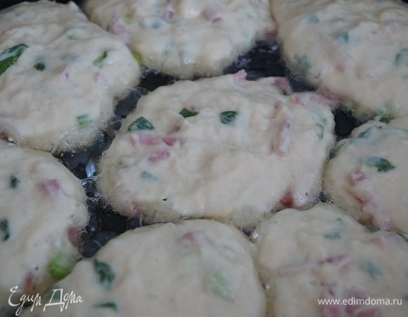 После того, как тесто увеличилось в объеме в 2 раза, можно начинать жарить. Для этого разогреваем большую сковороду с маслом и столовой ложкой высаживаем пирожки.