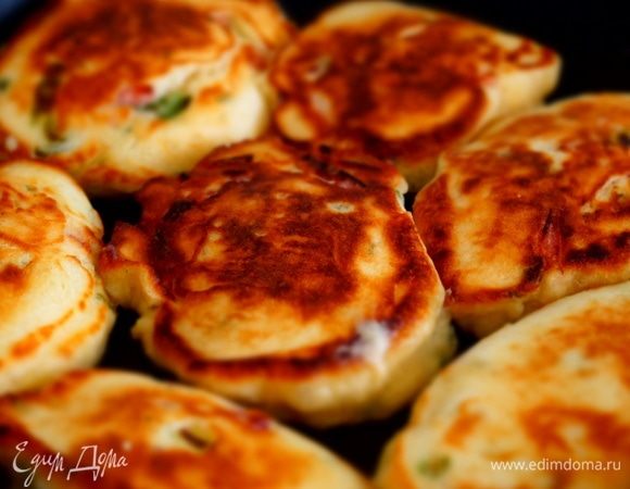 Когда пирожки обжарились с одной стороны, переворачиваем их на другую сторону лопаткой, накрываем крышкой и убавляем огонь, даем им прожариться внутри. На этой стадии пирожки становятся пышными. Следите, чтобы не подгорели.