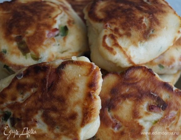 Получаются пирожки пышные, хорошо пропеченные, ароматные, с хрустящей корочкой, вкусные.