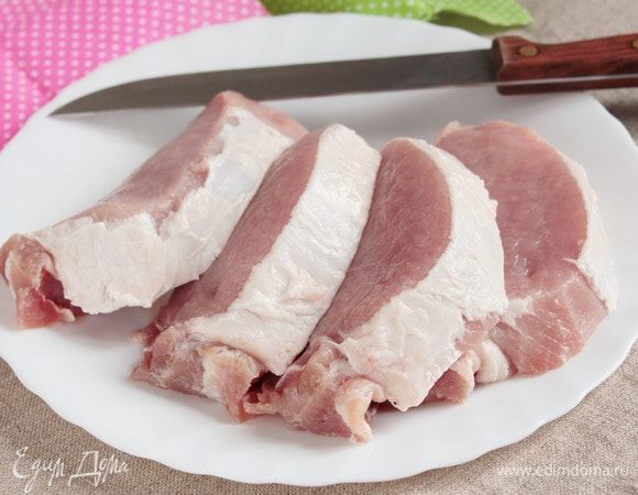 Свиную мякоть (кусок 700–800 г), предварительно размороженную, промыть, разрезать на 4 равных порции. Свинину выбирайте на свой вкус: постную или (как у меня на фото) с небольшим количеством жирка. Обсушить кусочки салфеткой или полотенцем.
