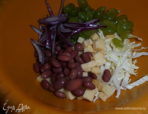 Все ингредиенты для салата выложите в миску и перемешайте.