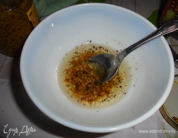 Для заправки к оливковому маслу добавьте горчицу, молотый перец, посолите и взбейте.