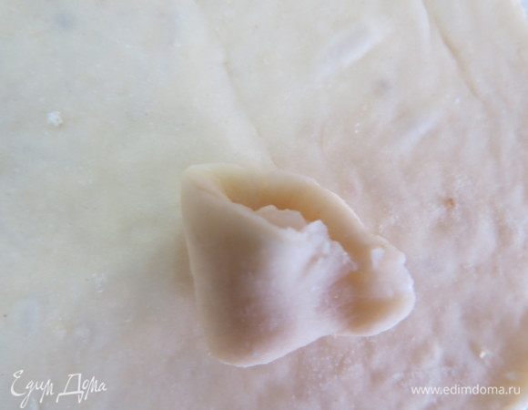 Затем соединяем противоположные края, формируя ушко.